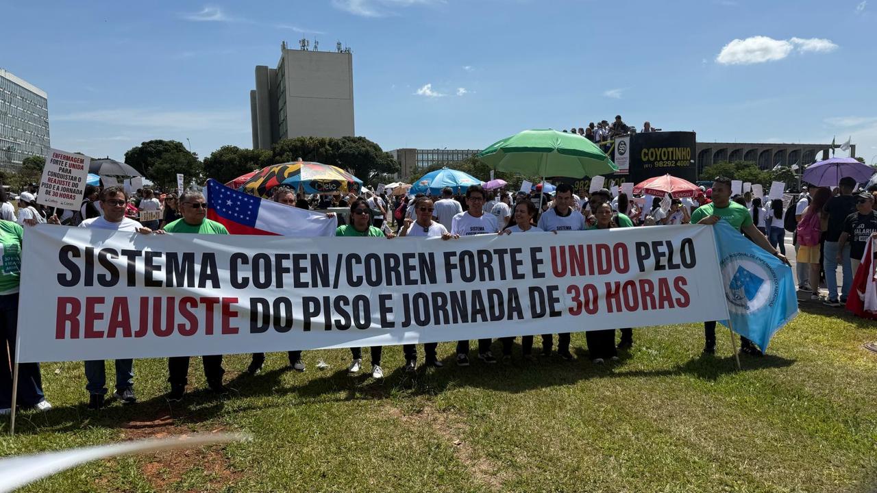 Enfermagem mostra unio e fora em ato por reajuste do piso e jornada de 30 horas